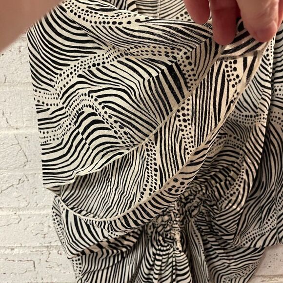 Newport News Animal Print Ruched Blouse Large - Picture 5 of 9